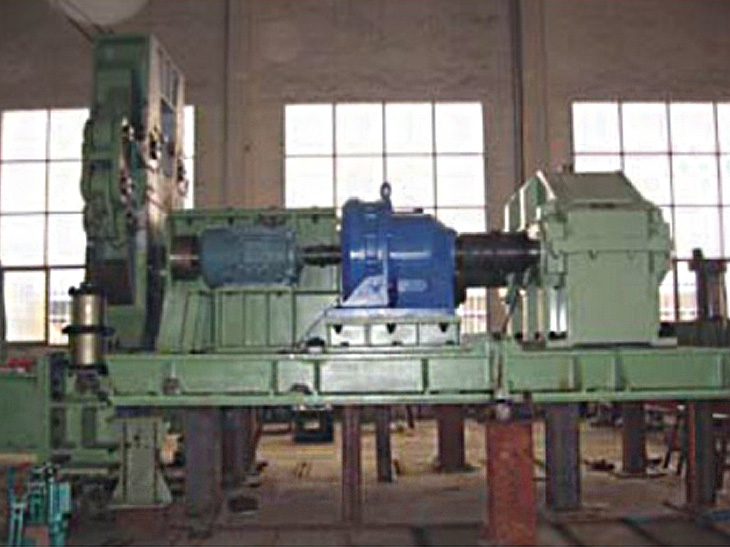 Rotary steel ladle tipping device for archway